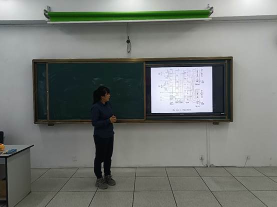 图片包含 室内, 站, 男人, 年轻 描述已自动生成