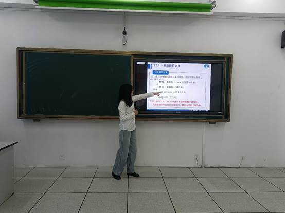 图片包含 人, 站, 前, 男人 描述已自动生成