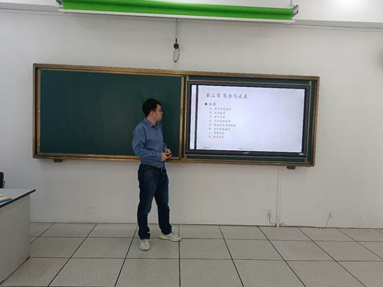 男人站在墙边 中度可信度描述已自动生成