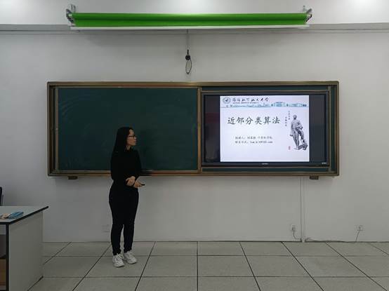 人站在墙边 中度可信度描述已自动生成