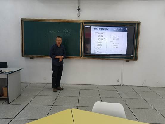 图片包含 站, 男人, 女人, 年轻 描述已自动生成