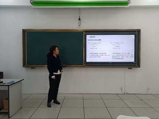 人站在电视前 中度可信度描述已自动生成