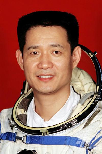 聂海胜，男，1964年9月出生，湖北省枣阳市人，共产党员。2005年10月12日至16日执行神舟六号载人飞行任务；2013年6月11日至26日执行神舟十号载人飞行任务，被授予“英雄航天员”称号；2021年6月17日至2021年9月17日执行神舟十二号载人飞行任务。
