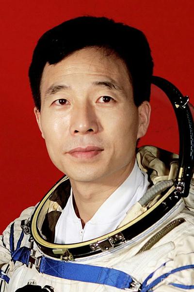景海鹏，男，1966年10月出生，山西省运城市人，共产党员。2008年9月25日至27日执行神舟七号载人飞行任务；2012年6月16日至29日执行神舟九号载人飞行任务；2016年10月17日至11月18日执行神舟十一号载人飞行任务；被授予“英雄航天员”称号。2022年6月，入选神舟十六号载人飞行任务乘组并担任指令长。