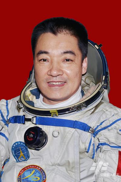 张晓光，男，1966年5月出生，辽宁省锦州市人，共产党员。2013年6月11日至26日执行神舟十号载人飞行任务，被授予“英雄航天员”称号。